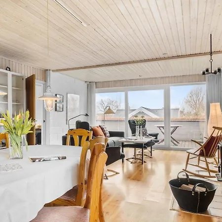 3 Bedroom Lovely In Holiday home