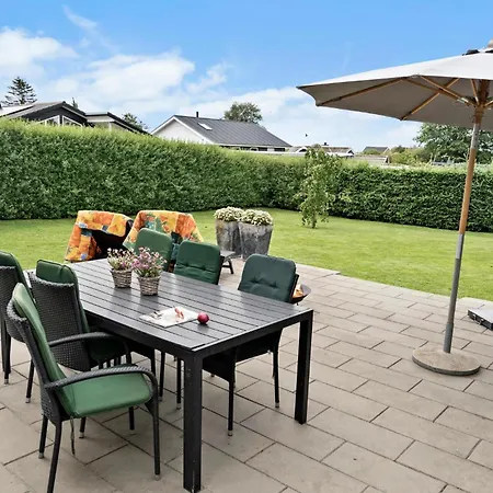 3 Bedroom Lovely In Holiday home