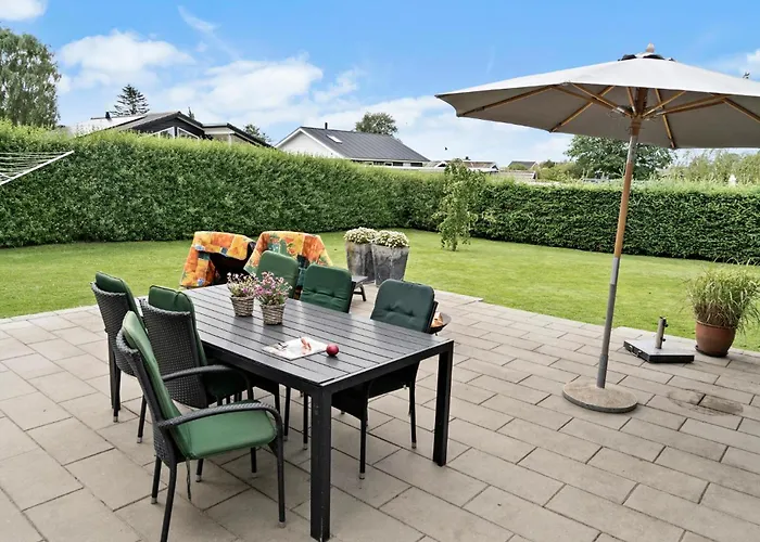 3 Bedroom Lovely In Holiday home